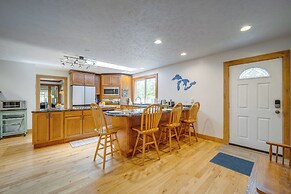 Near Golf Courses: Family Home in Bellaire