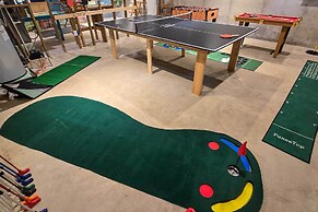 Near Golf Courses: Family Home in Bellaire