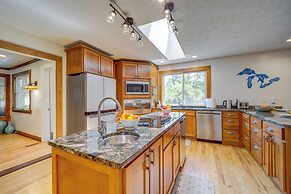 Near Golf Courses: Family Home in Bellaire