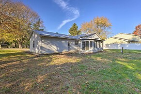 Granger 'hedge House' w/ Sunroom & Yard Games