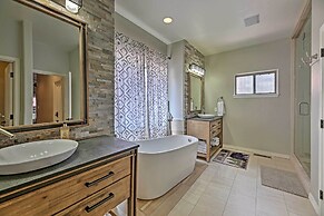 Beautiful Cabin w/ Deck Near Woodland Lake Park!