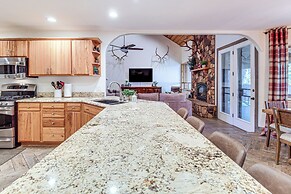 Beautiful Cabin w/ Deck Near Woodland Lake Park!