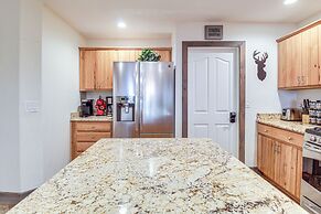 Beautiful Cabin w/ Deck Near Woodland Lake Park!