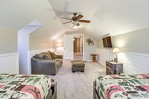 Beautiful Cabin w/ Deck Near Woodland Lake Park!