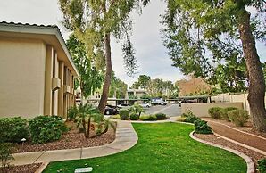 Phoenix Abode w/ Pool Access: Walk to Fashion Park