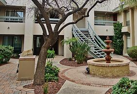 Phoenix Abode w/ Pool Access: Walk to Fashion Park