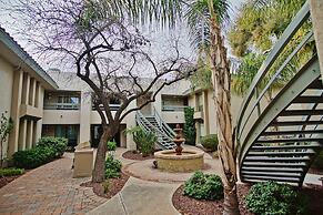 Phoenix Abode w/ Pool Access: Walk to Fashion Park