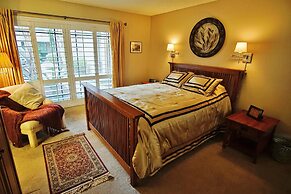 Phoenix Abode w/ Pool Access: Walk to Fashion Park