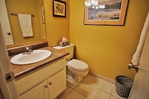 Phoenix Abode w/ Pool Access: Walk to Fashion Park