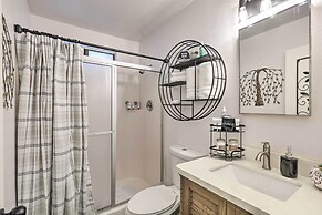 Renovated Cottage w/ Fire Pit in Munds Park!