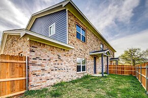 Arlington Home w/ Yard: 2 Mi to At&t Stadium!