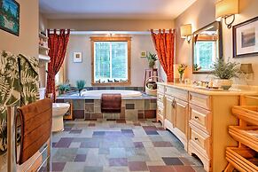 Waterfront Great Pond Cottage w/ Hot Tub & Deck!
