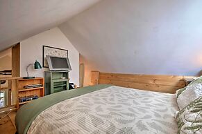 Waterfront Great Pond Cottage w/ Hot Tub & Deck!