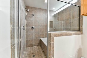 Modern Houston Townhome: 5 Miles to Downtown!