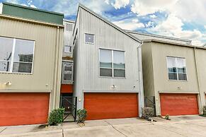 Modern Houston Townhome: 5 Miles to Downtown!