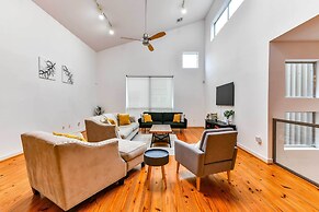 Modern Houston Townhome: 5 Miles to Downtown!