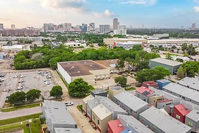 Modern Houston Townhome: 5 Miles to Downtown!