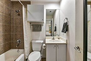 Modern Houston Townhome: 5 Miles to Downtown!