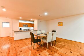 Modern Houston Townhome: 5 Miles to Downtown!