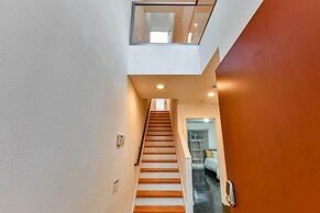 Modern Houston Townhome: 5 Miles to Downtown!