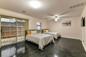 Modern Houston Townhome: 5 Miles to Downtown!