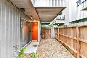 Modern Houston Townhome: 5 Miles to Downtown!