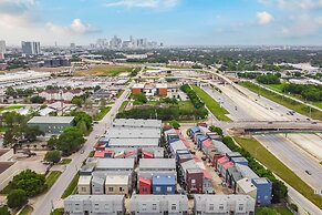 Modern Houston Townhome: 5 Miles to Downtown!