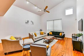 Modern Houston Townhome: 5 Miles to Downtown!