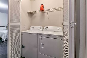 Modern Houston Townhome: 5 Miles to Downtown!