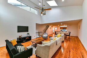 Modern Houston Townhome: 5 Miles to Downtown!