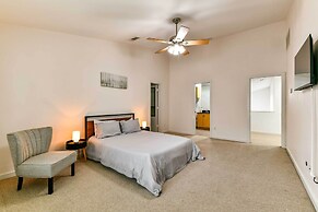 Modern Houston Townhome: 5 Miles to Downtown!