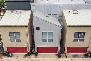 Modern Houston Townhome: 5 Miles to Downtown!