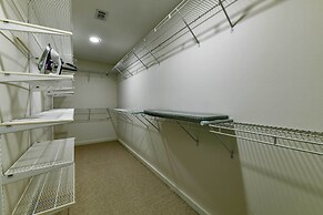 Modern Houston Townhome: 5 Miles to Downtown!