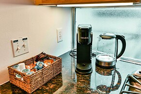 Modern Houston Townhome: 5 Miles to Downtown!