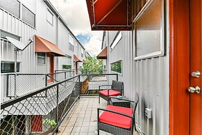 Modern Houston Townhome: 5 Miles to Downtown!