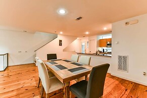 Modern Houston Townhome: 5 Miles to Downtown!