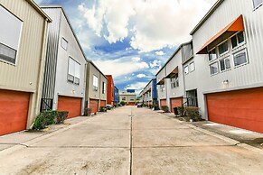 Modern Houston Townhome: 5 Miles to Downtown!