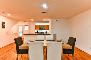 Modern Houston Townhome: 5 Miles to Downtown!