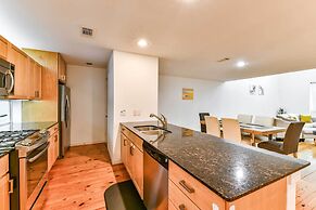 Modern Houston Townhome: 5 Miles to Downtown!