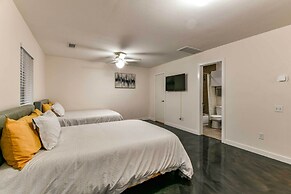 Modern Houston Townhome: 5 Miles to Downtown!