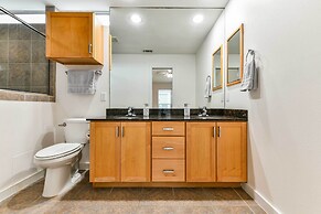 Modern Houston Townhome: 5 Miles to Downtown!