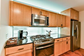 Modern Houston Townhome: 5 Miles to Downtown!