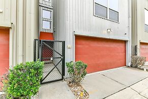 Modern Houston Townhome: 5 Miles to Downtown!