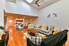 Modern Houston Townhome: 5 Miles to Downtown!