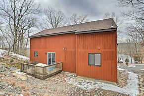 Charming Poconos Abode w/ Gas Grill + Fire Pit!