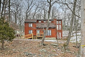 Charming Poconos Abode w/ Gas Grill + Fire Pit!