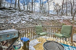 Charming Poconos Abode w/ Gas Grill + Fire Pit!