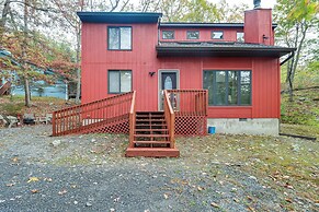 Fire Pit & Gas Grill: Charming Poconos Abode!