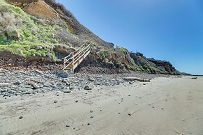 Epic Yachats Escape With Beach Access + Views!