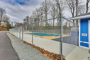 Walk to Lake! All-season Retreat in Poconos Mtns